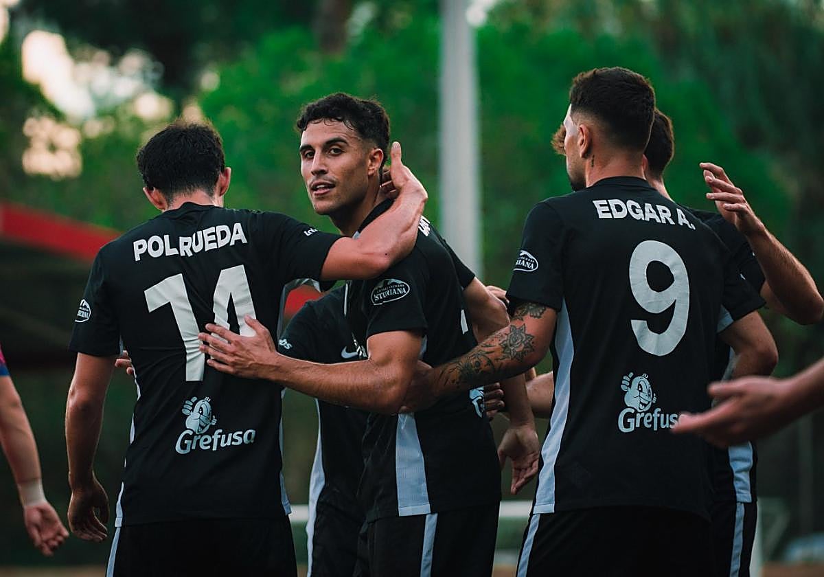 La mirada del gol. El extremo de Cehegín, en el centro, celebra un gol con el Ronin FC, el nuevo club de Ibai Llanos en la Cuarta Catalana.