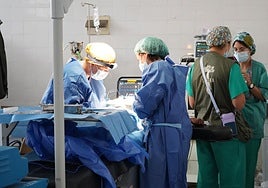 Médicos operando con el programa humanitario que actúa en Madagascar.