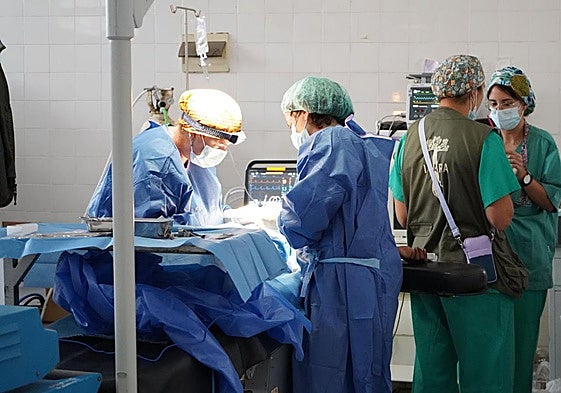 Médicos operando con el programa humanitario que actúa en Madagascar.