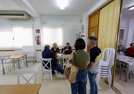 Afectados por la actualización de los mapas de zonas de flujo preferente son atendidos en una de las oficinas de información habilitadas en Cazalla, en una imagen de archivo.