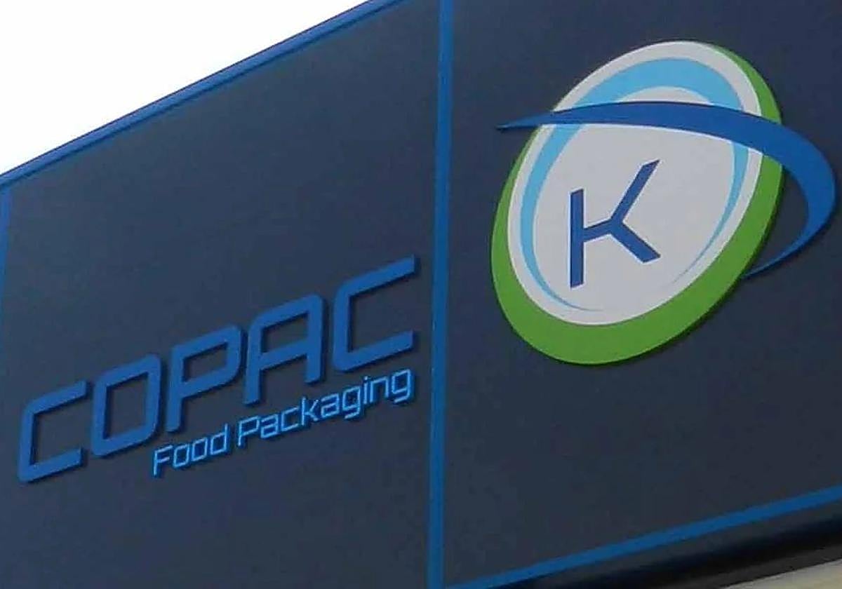 Detalle del logotipo de la empresa en la fachada de sus instalaciones.