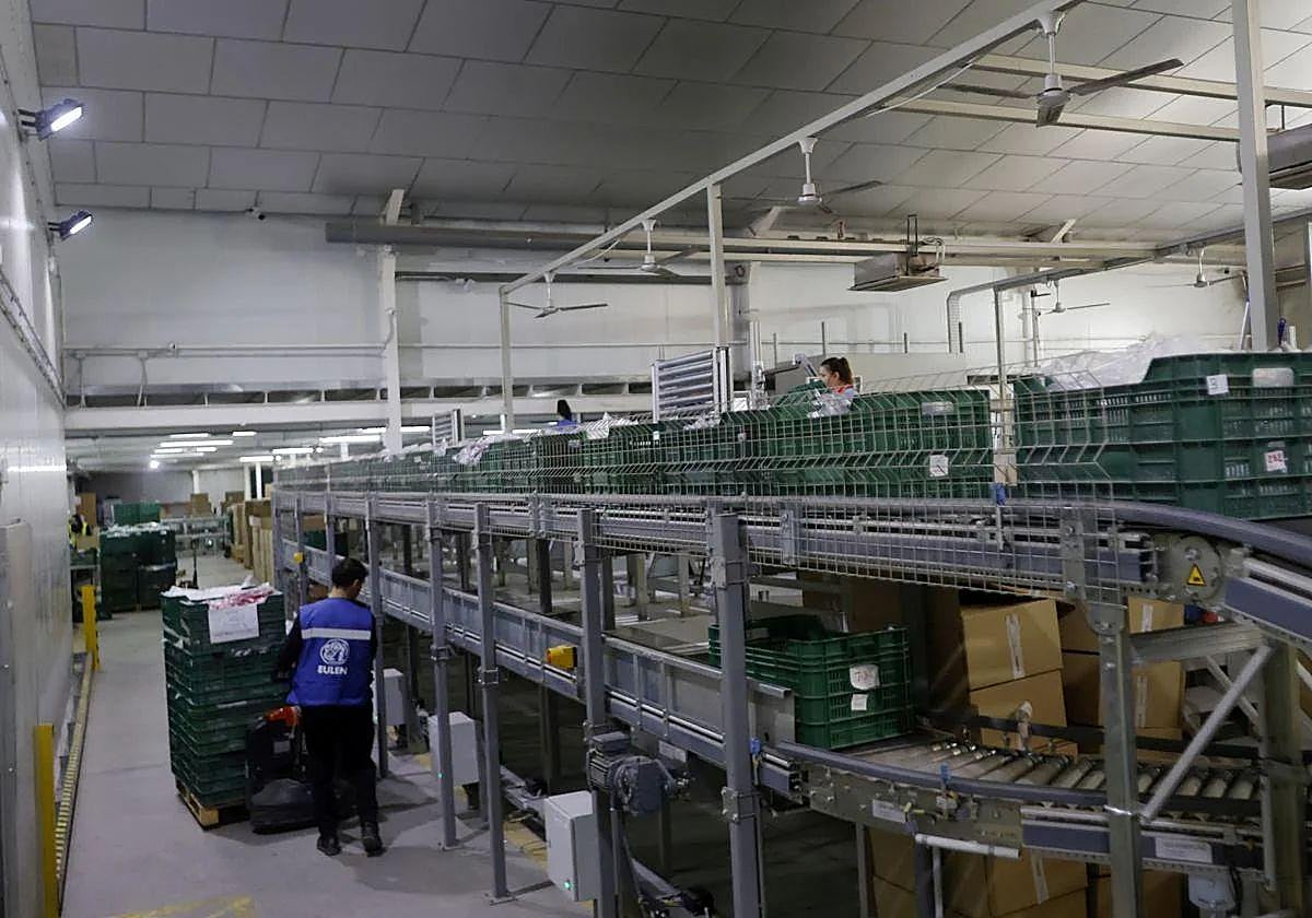 Interior de la nave de Liwe en la carretera de Fortuna.