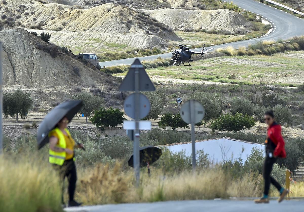 Un helicóptero persigue un furgón este lunes durante el rodaje de una escena en Mahoya.