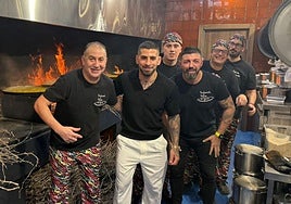 Ilia Topuria y los cocineros del restaurante, en el interior de las cocinas.