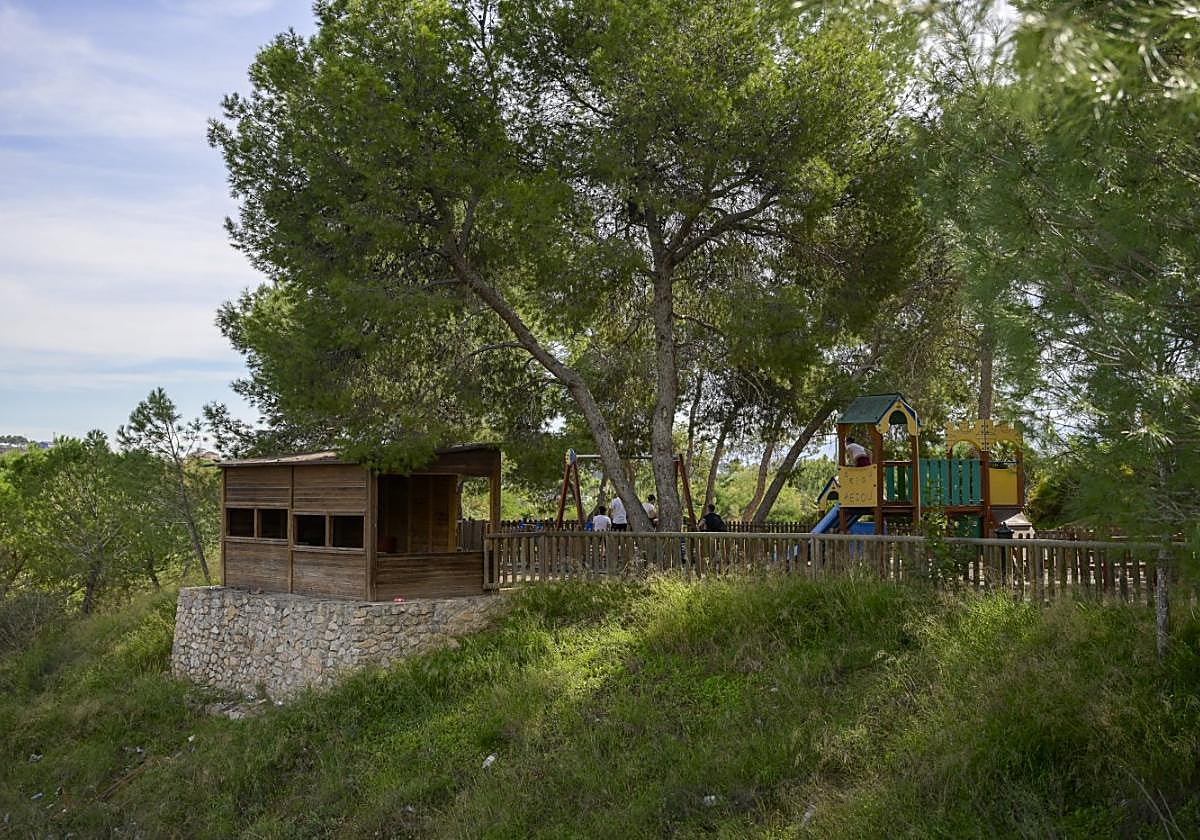 Caseta de avistamiento y zona de juegos en La Contraparada.