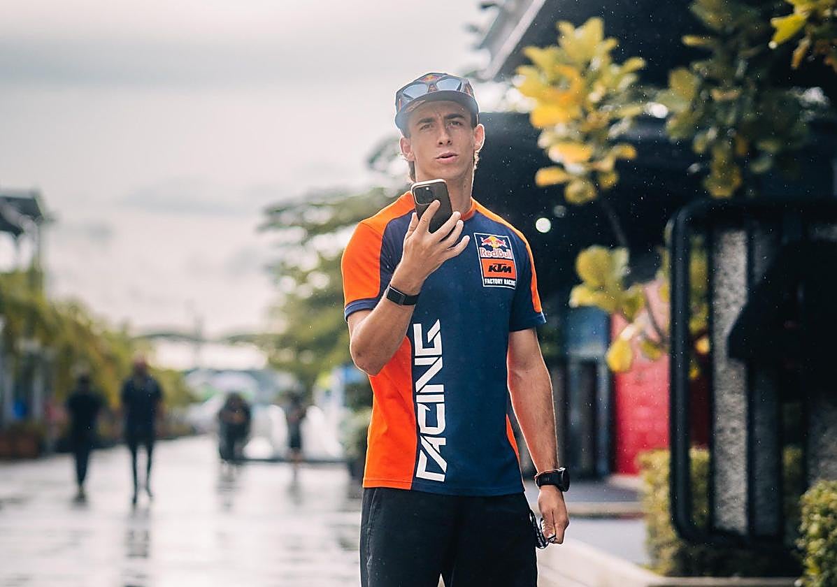 Pedro Acosta, con su móvil, antes de la carrera en Malasia.