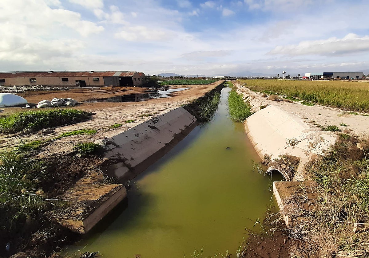Rambla de Biznaga, sobre la que existe un proyecto de encauzamiento, con agua estancada de las últimas lluvias.