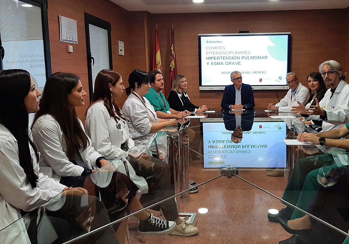 El consejero de Salud durante su reunión con profesionales del hospital Rafael Méndez.
