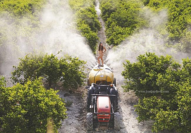 En el campo. Magda posa sobre su tractor.