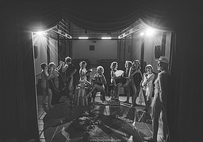 Sobre el escenario. Los miembros del grupo de teatro del municipio se acompañan de la utilería para crear su composición.