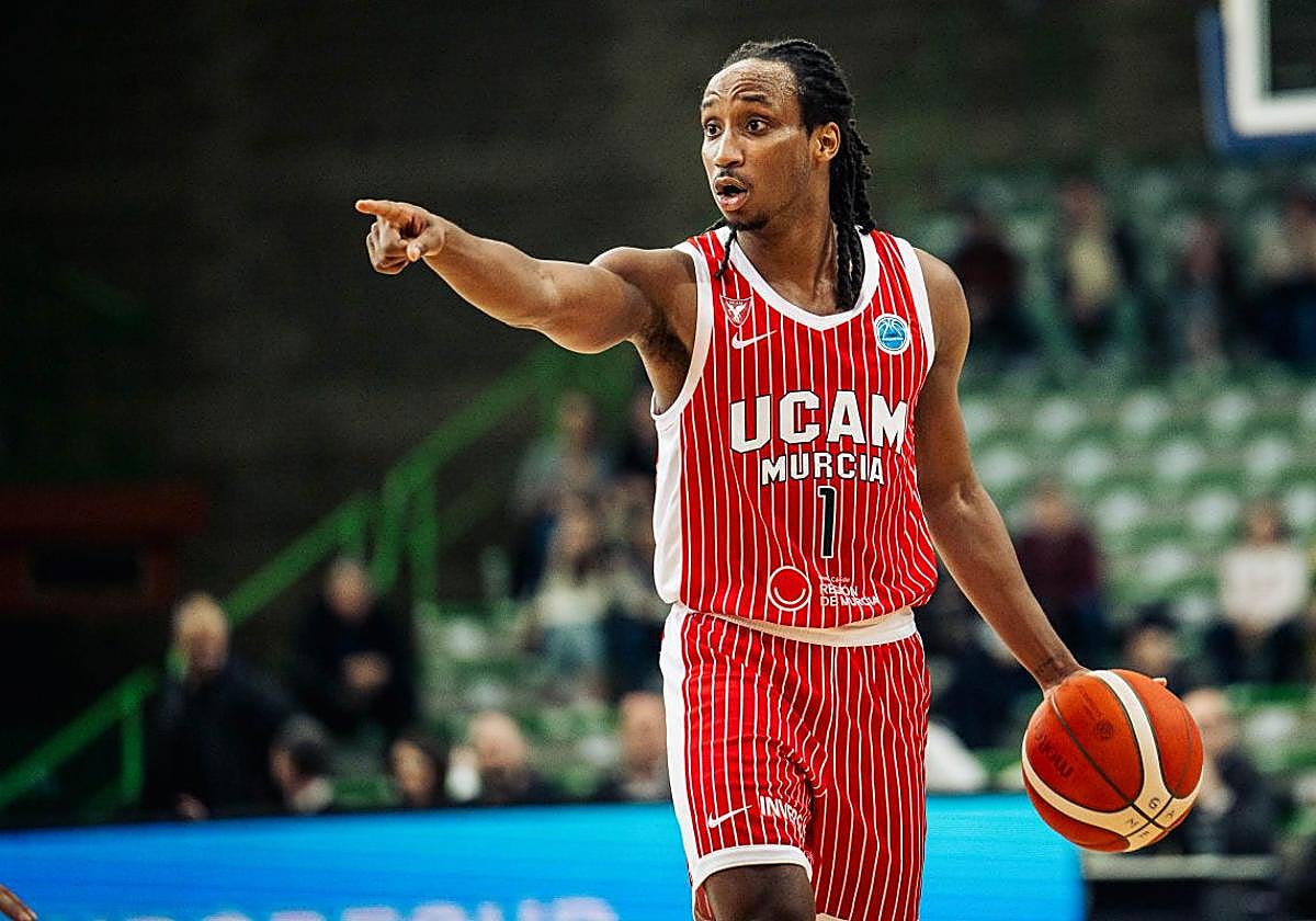 Michael Forrest, con el balón en el partido ante KK Bosna.