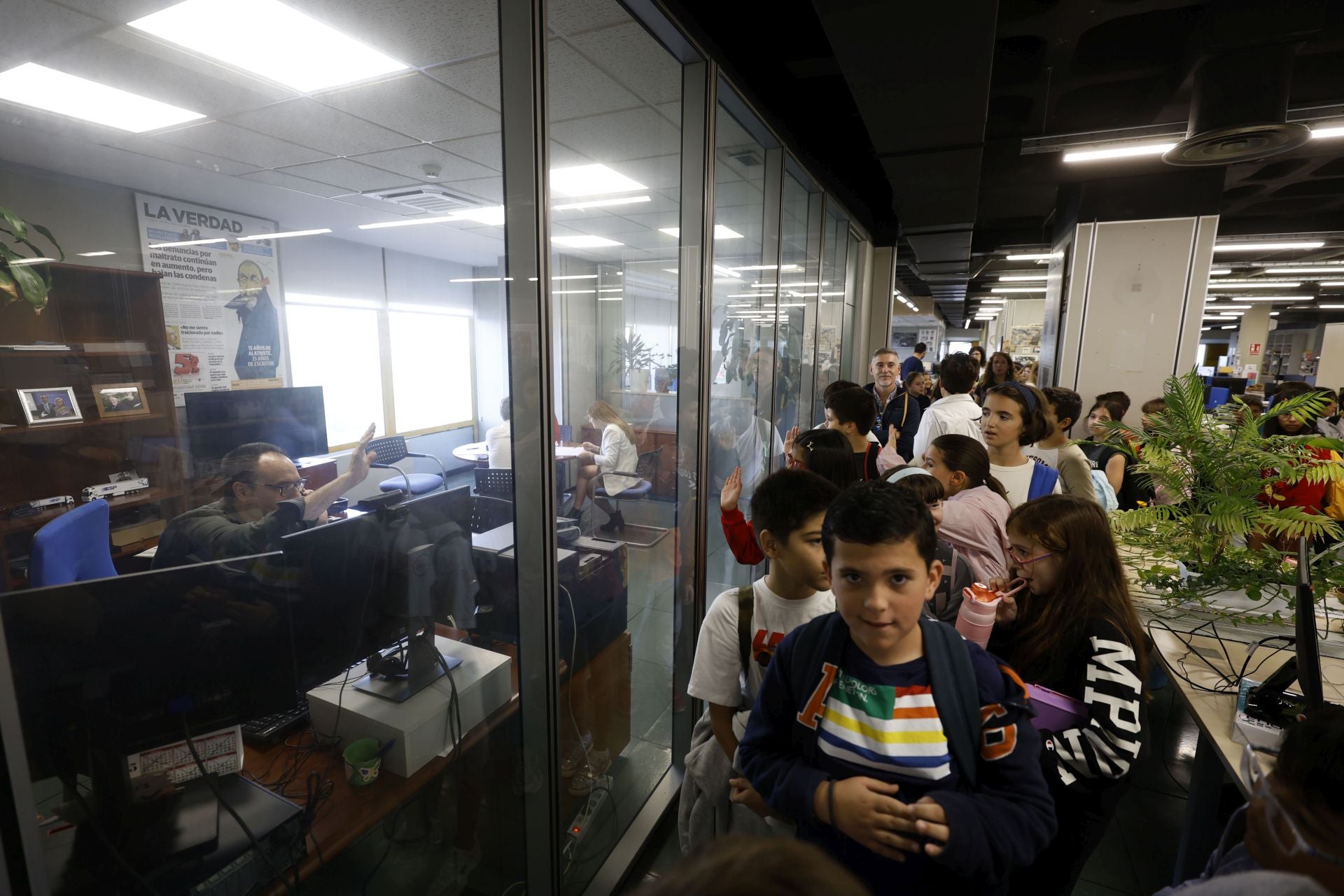 Visita del colegio Federico de Arce Martínez a LA VERDAD, en imágenes