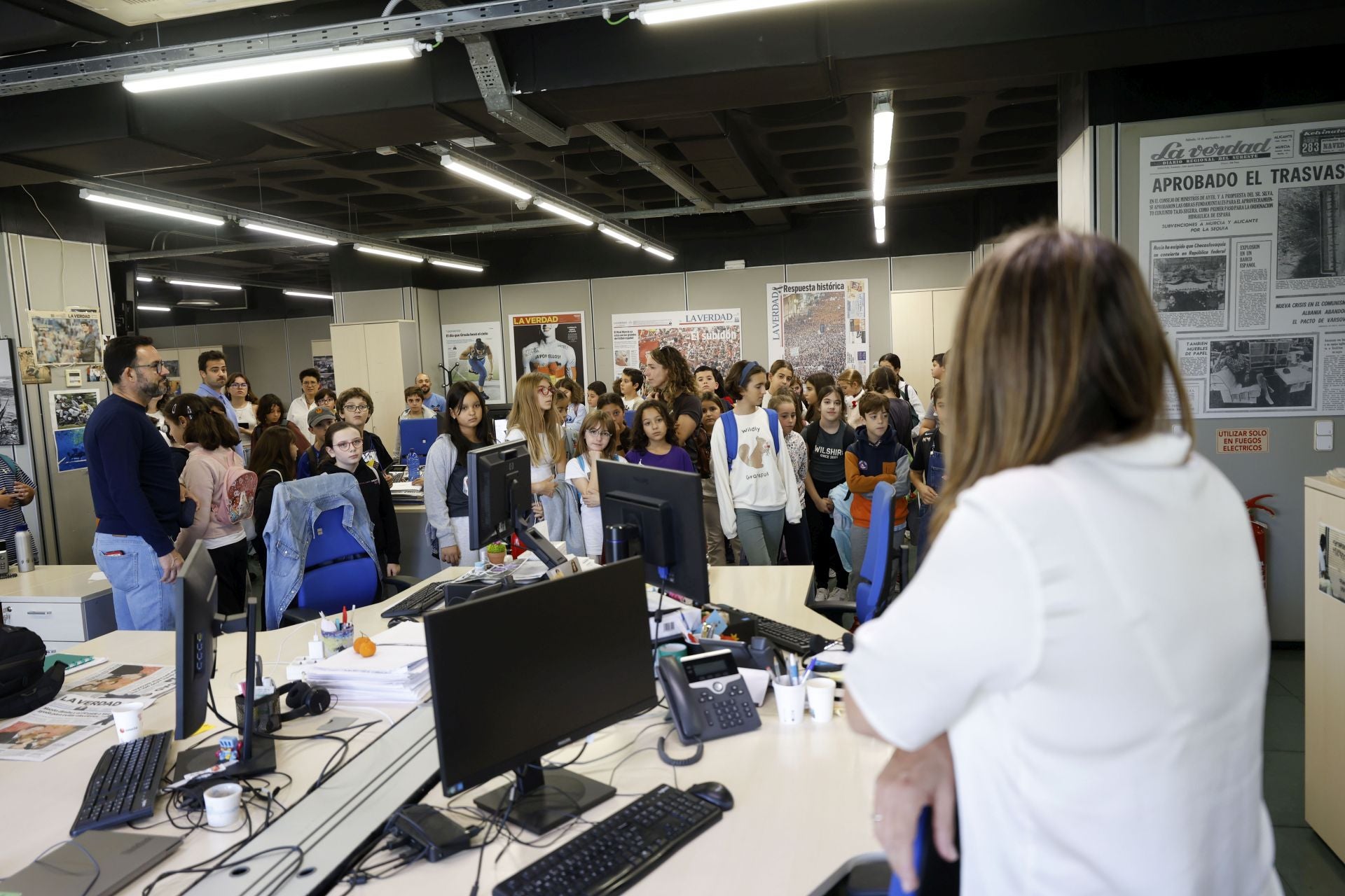 Visita del colegio Federico de Arce Martínez a LA VERDAD, en imágenes