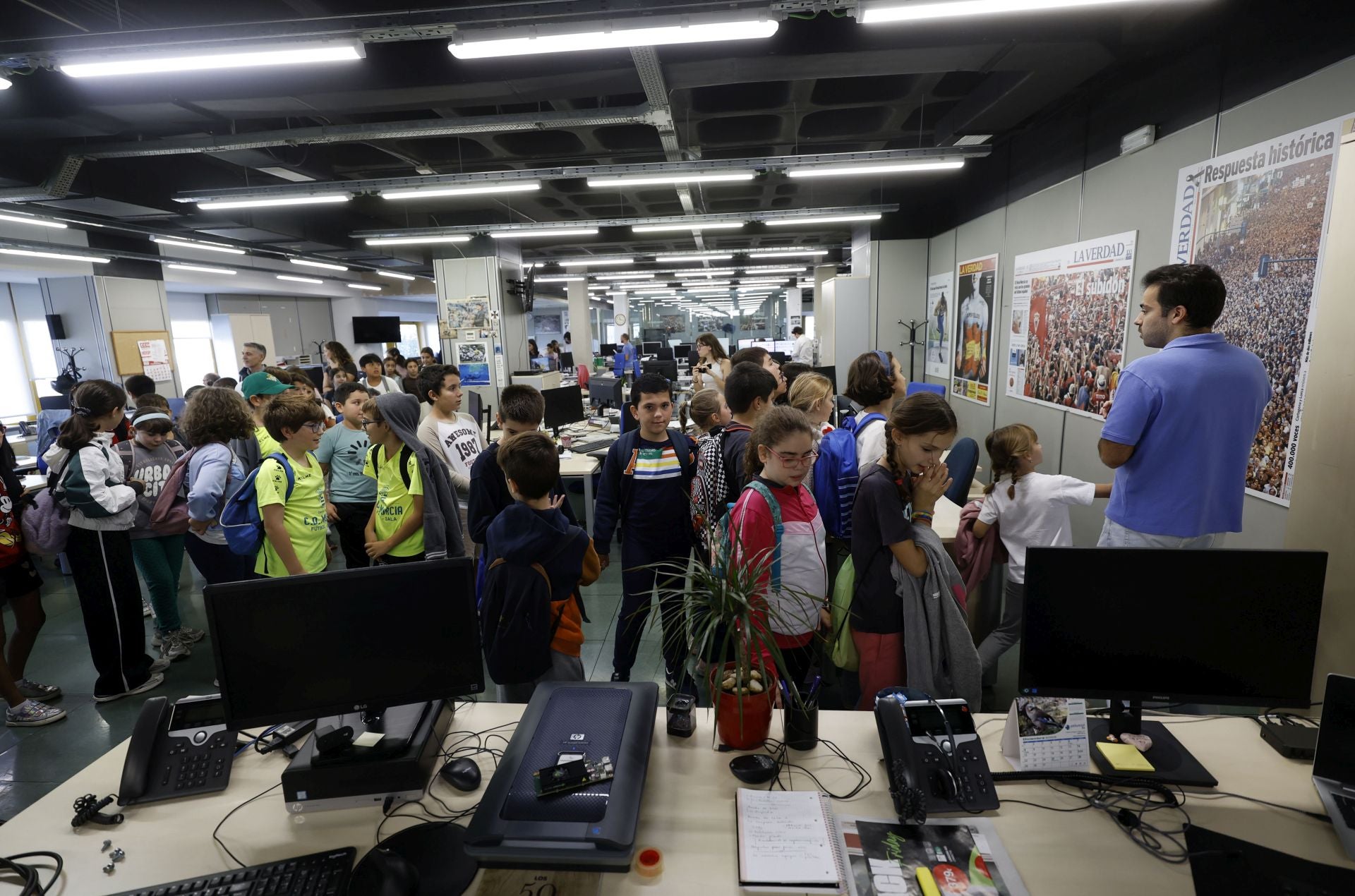 Visita del colegio Federico de Arce Martínez a LA VERDAD, en imágenes