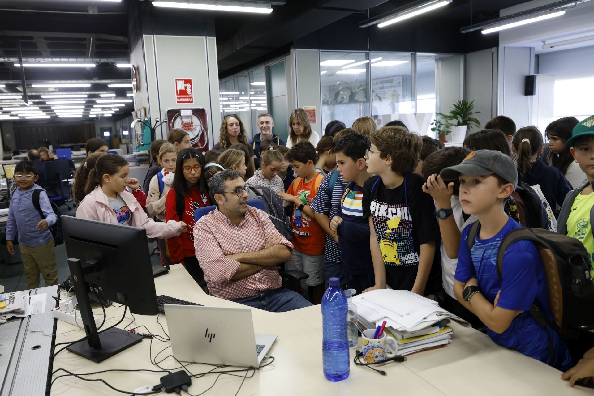 Visita del colegio Federico de Arce Martínez a LA VERDAD, en imágenes