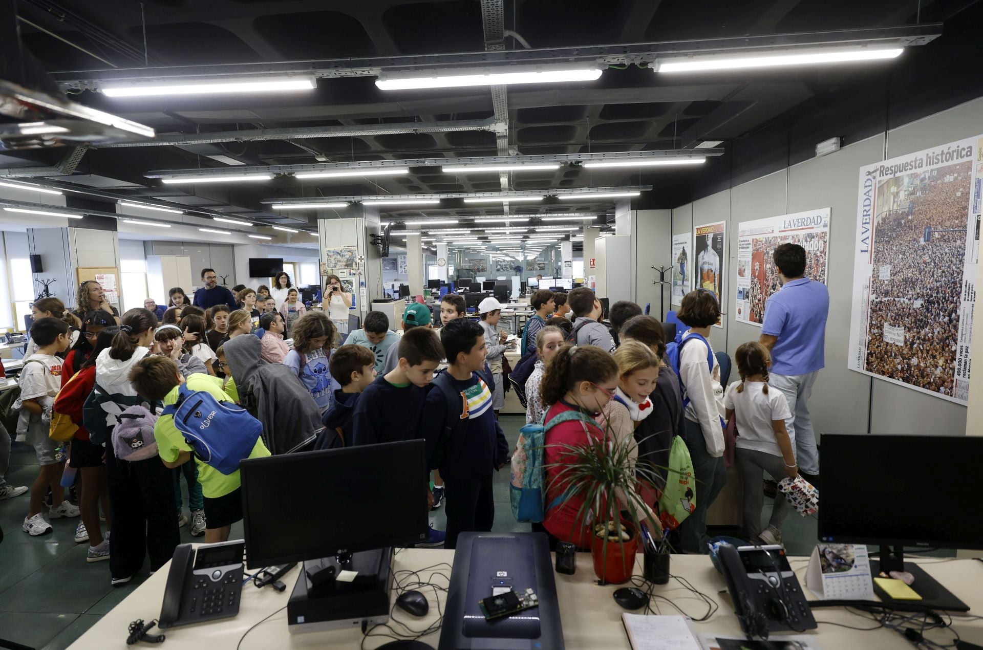 Visita del colegio Federico de Arce Martínez a LA VERDAD, en imágenes