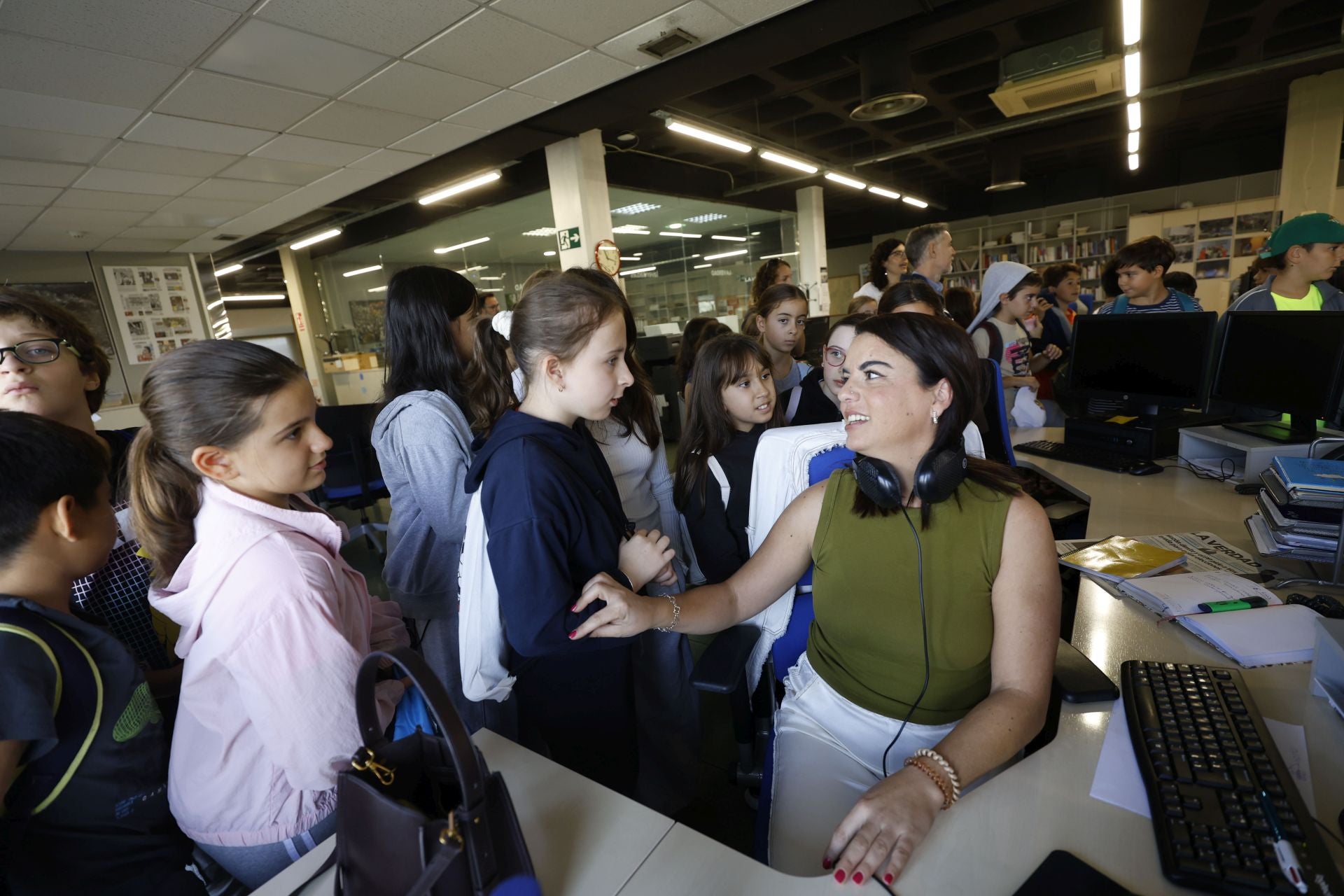 Visita del colegio Federico de Arce Martínez a LA VERDAD, en imágenes