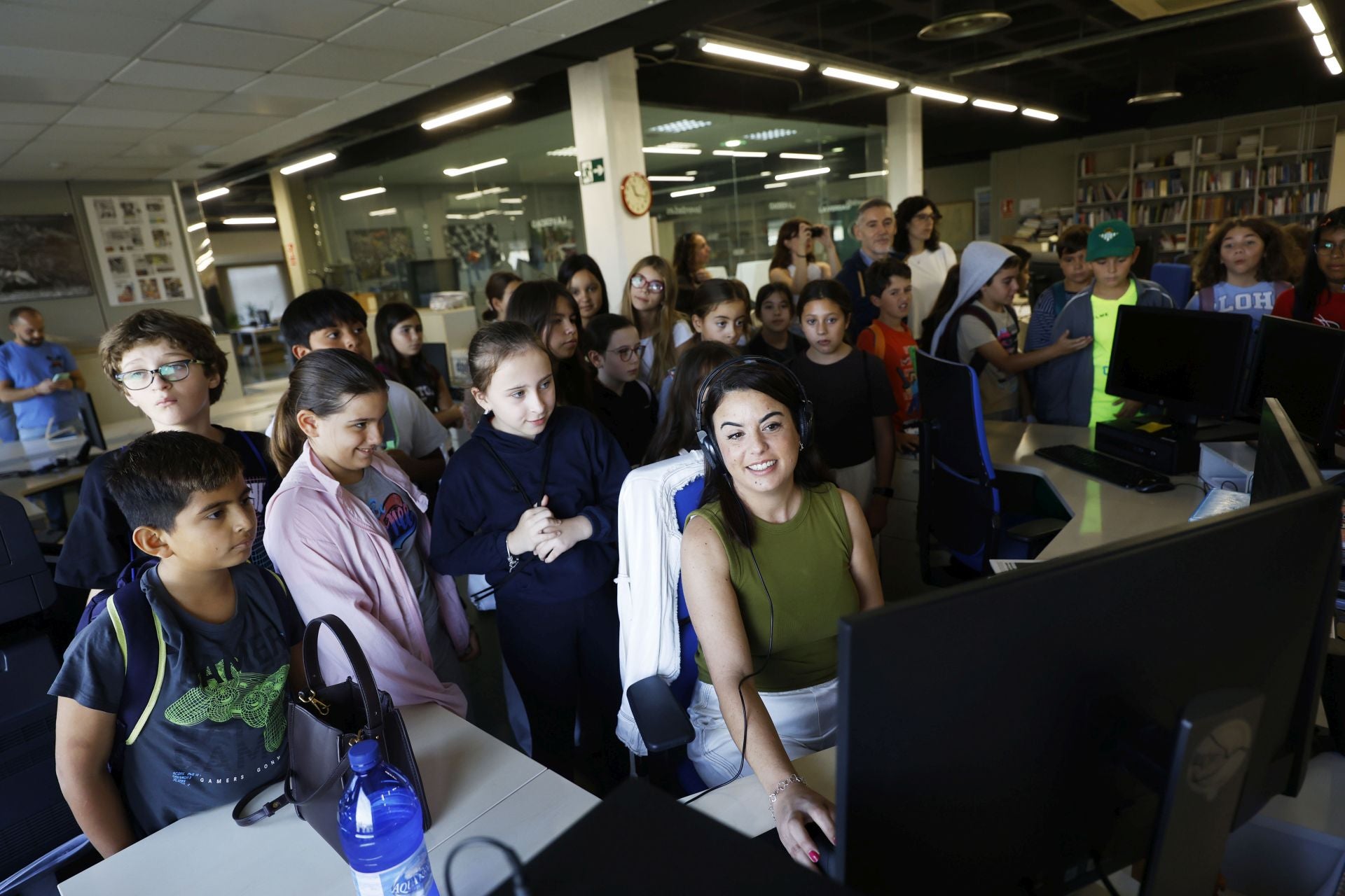 Visita del colegio Federico de Arce Martínez a LA VERDAD, en imágenes