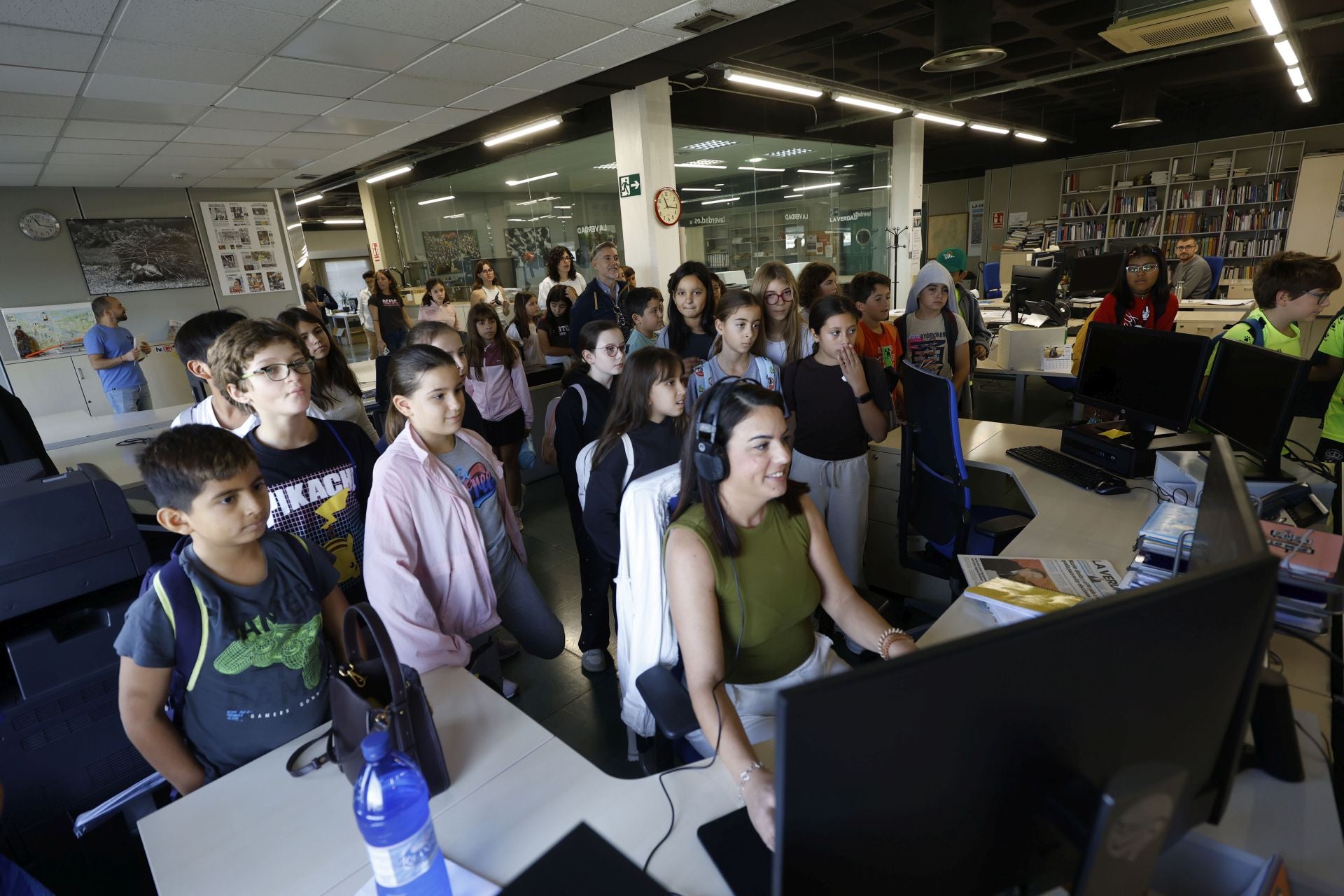 Visita del colegio Federico de Arce Martínez a LA VERDAD, en imágenes