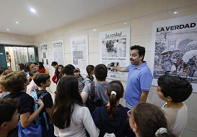 Antonio Gil, responsable de laverdad.es, muestra la exposición de portadas.