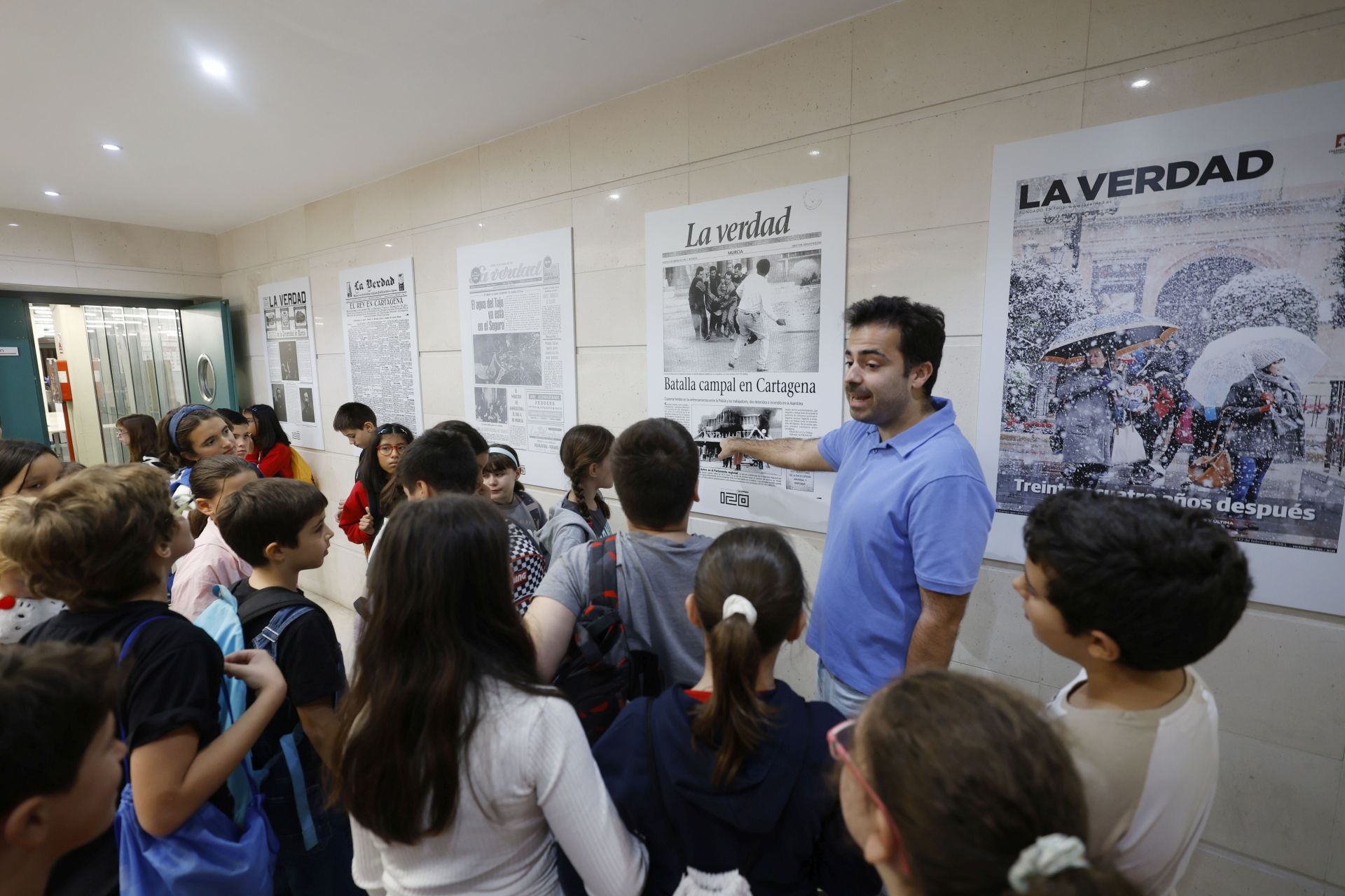 Visita del colegio Federico de Arce Martínez a LA VERDAD, en imágenes