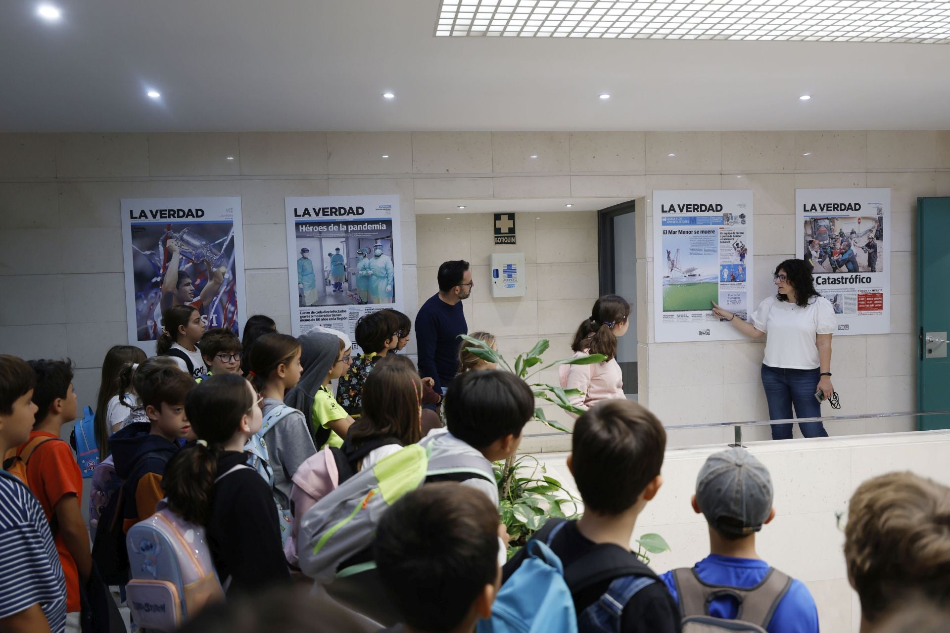 Visita del colegio Federico de Arce Martínez a LA VERDAD, en imágenes