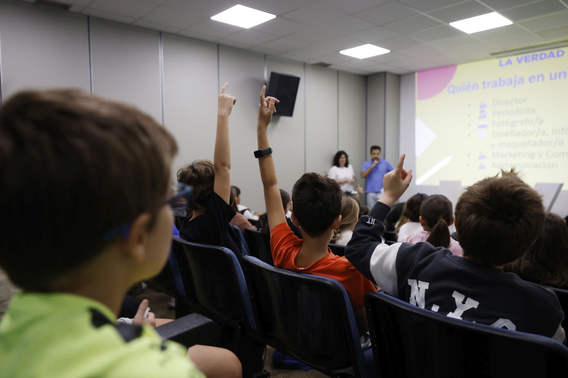Visita del colegio Federico de Arce Martínez a LA VERDAD, en imágenes