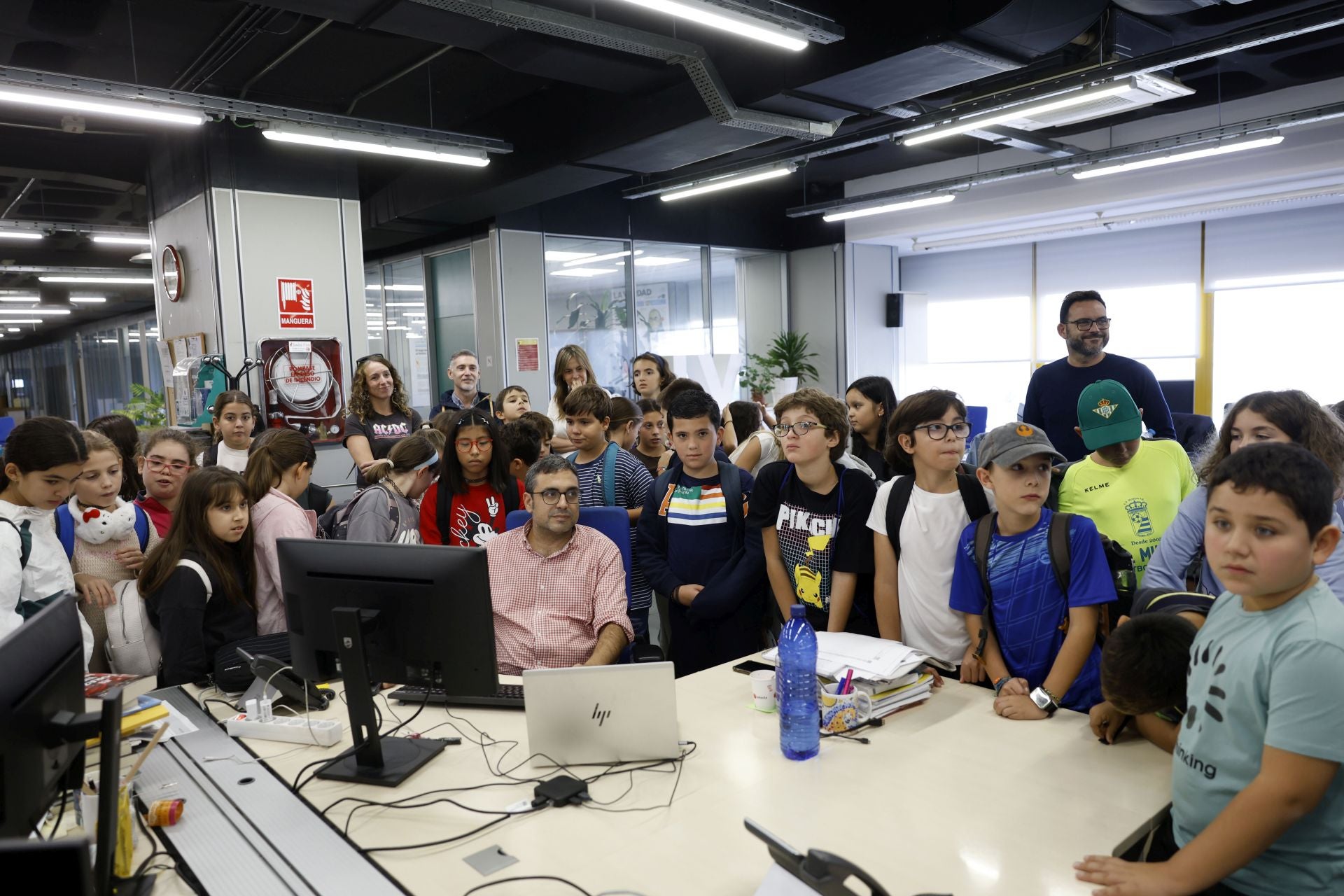 Visita del colegio Federico de Arce Martínez a LA VERDAD, en imágenes