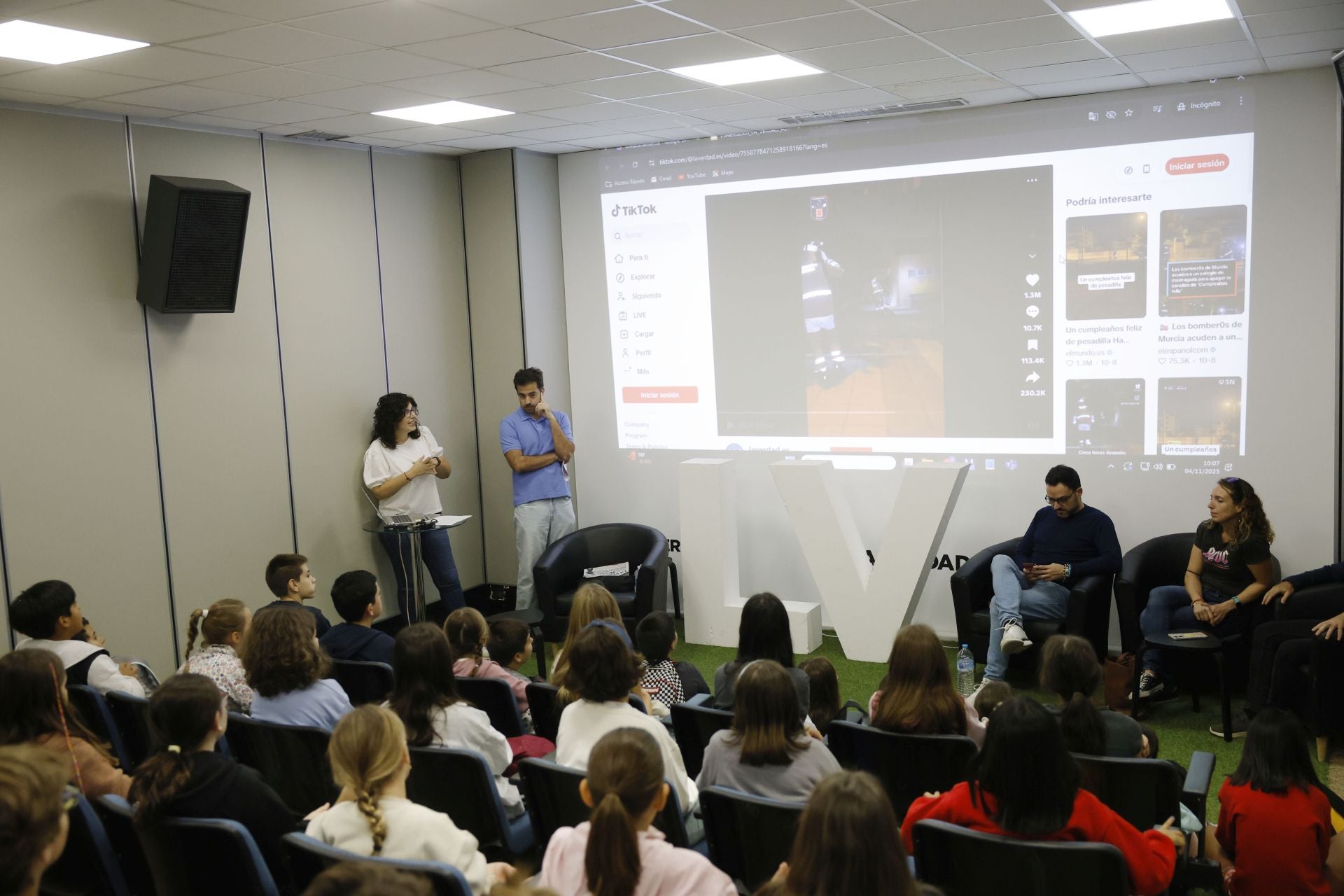 Visita del colegio Federico de Arce Martínez a LA VERDAD, en imágenes