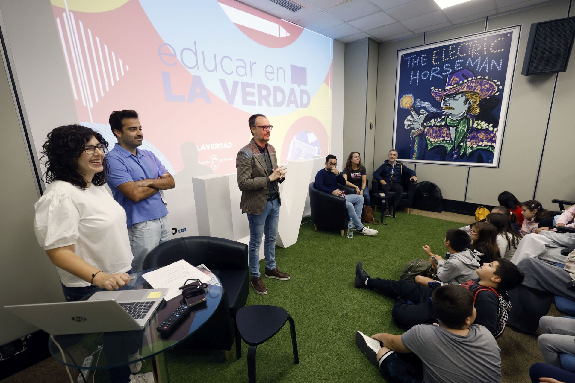 Visita del colegio Federico de Arce Martínez a LA VERDAD, en imágenes