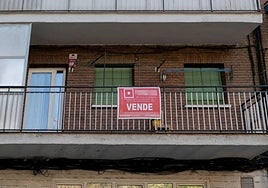 Cartel de venta en un edificio.