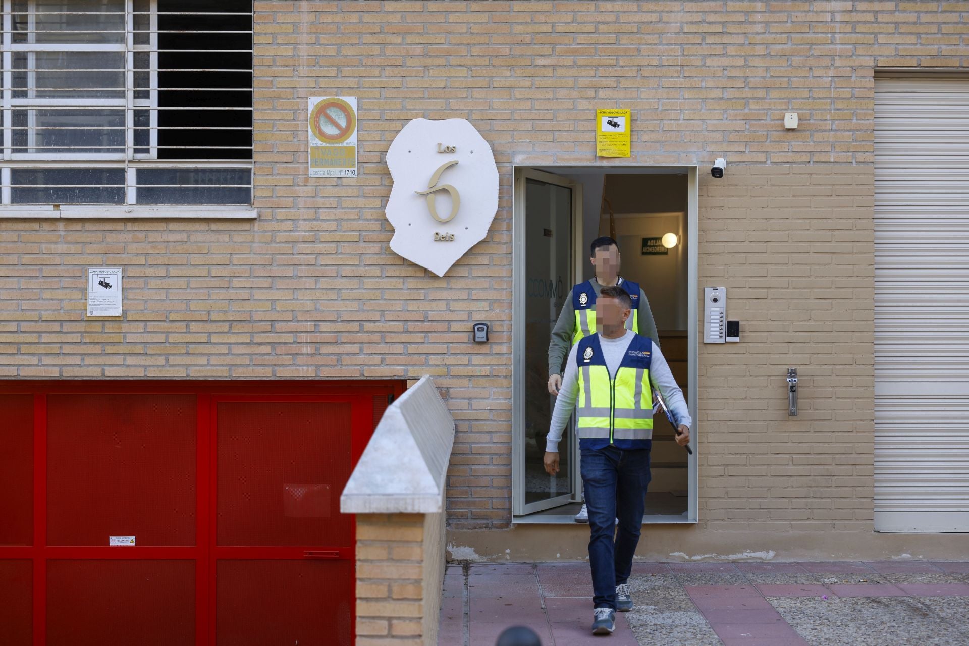 Las imágenes de la Policía Nacional investigando el acuchillamiento de un hijo a su madre en Murcia