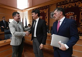 El primer teniente de alcalde, Antonio Martínez, de Vox, y el alcalde, José Ángel Alfonso, del PP, se saludan tras el Pleno de este miércoles, ante el concejal de Economía y Hacienda, Francisco Hernández