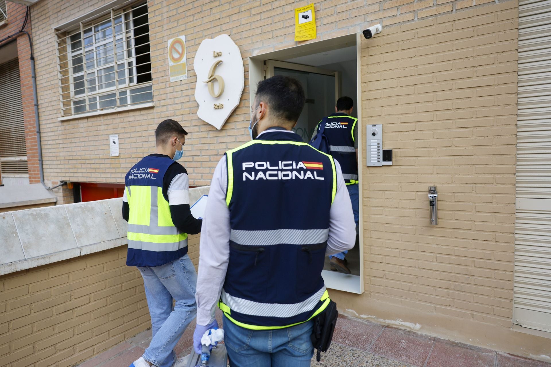 Las imágenes de la Policía Nacional investigando el acuchillamiento de un hijo a su madre en Murcia