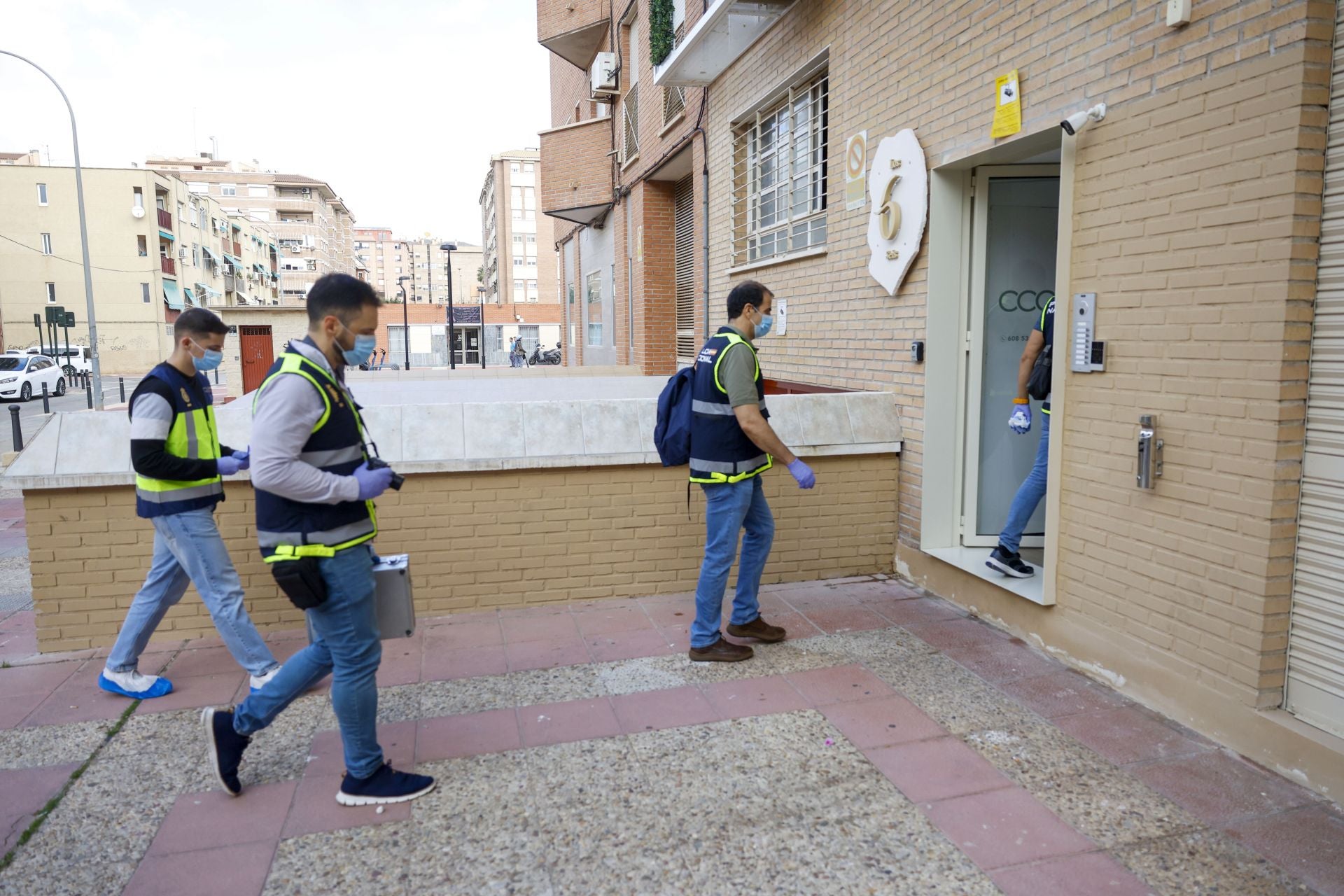 Las imágenes de la Policía Nacional investigando el acuchillamiento de un hijo a su madre en Murcia