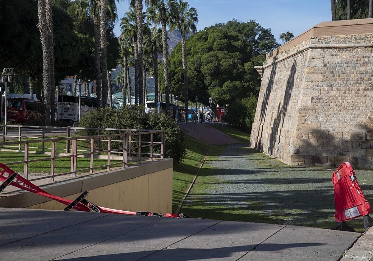 Las vallas puestas por el Ayuntamiento lucían este martes por la mañana en el suelo.