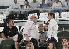 Alejandro Arribas charla con Manuel Sánchez Breis y Sívori en el palco del estadio Cartagonova, junto a Javier Hernández (izq.), antes de un partido del Efesé.