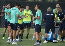 Los jugadores del Efesé hacen una pausa para refrescarse durante un entrenamiento.