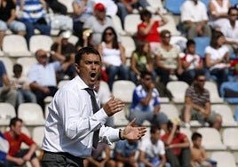 José Miguel Campos, en octubre de 2009, dirigiendo un choque del Real Murcia frente al Hércules en el estadio Rico Pérez de Alicante.