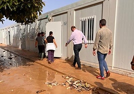 Víctor Marín (en el centro de espaldas) recorre las aulas prefabricadas del IES tras la última dana.