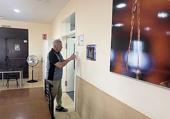 José Domingo realiza labores de mantenimiento en el centro de Ápices en Cartagena.