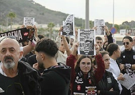 Protesta de aficionados el pasado sábado junto al Cartagonova.