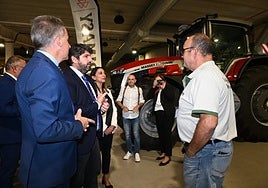 El presidente regional, Fernando López Miras, junto a la consejera Sara Rubira, conversan con un responsable de una empresa expositora en Sepor.