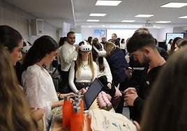 Estudiantes prueban gafas de realidad virtual durante la I Feria de Empleo de Sepor.