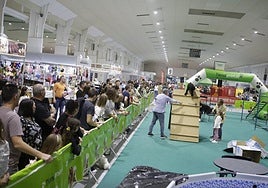 Espectadores contemplan una de las pruebas caninas.