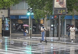 Viandantes bajo la lluvia en la Gran Vía de Murcia, en una imagen de archivo.