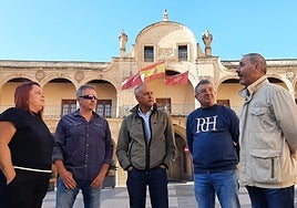 Miembros de la plataforma Stop Biogás ante el Ayuntamiento.
