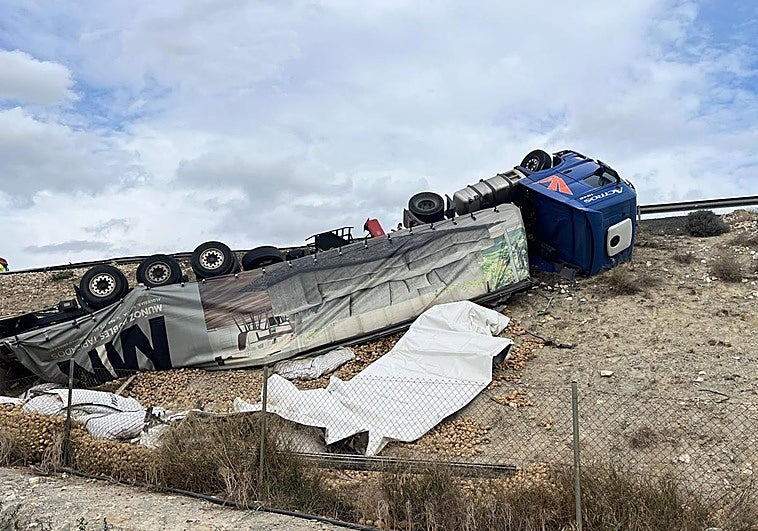El camión, volcado, tras el reventón.