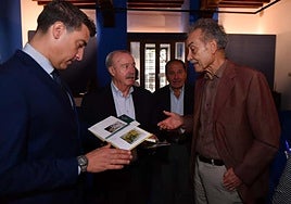 El alcalde de Blanca, Pablo Cano (I), y Pedro Cano, este miércoles.