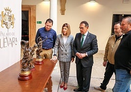 El responsable de Talleres de la Concejalía de Desarrollo Local, Juan Carlos López, los concejales de Desarrollo Local y Cultura, Rosa Medina y Santiago Parra, el archivero municipal, Manuel Muñoz Clares, y el restaurador Antonio García Rico, ante las tres esculturas en el patio del Palacio de Guevara.
